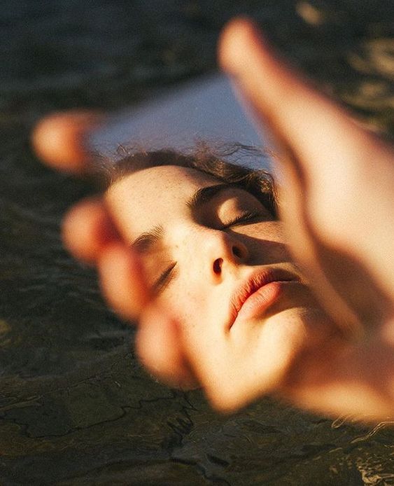 نگاه کردن به آینه